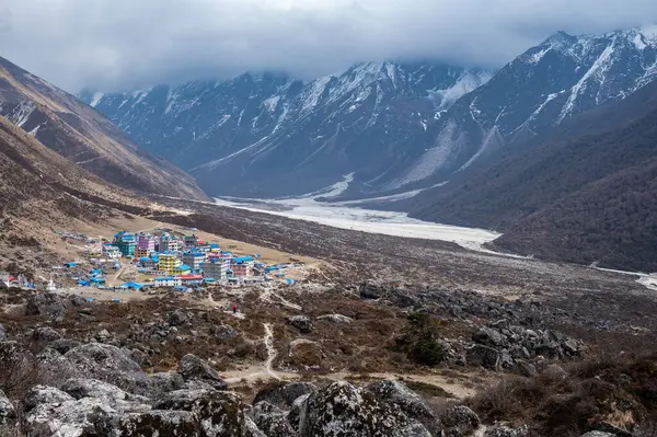 Kyanjin Gompa 'nın güzel manzarası. Nepal' deki Langtang Valley Trek 'in sonu. Çok güzel bir kasabadır. Her yönden inanılmaz kar tepeleri vardır..