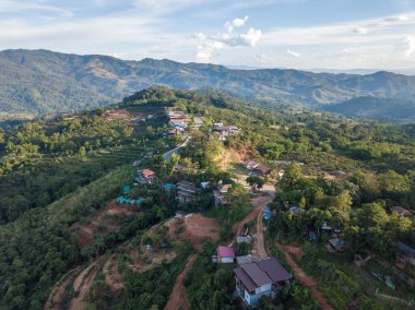 Tayland 'ın Phayao eyaletindeki Phu Lung ka orman parkına yakın dağdaki küçük bir köyün hava manzarası..