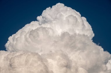 Cumulonimbus bulutları gökyüzünde belirir. Cumulonimbus bulutları neredeyse her zaman bir fırtına olduğunu işaret eder..
