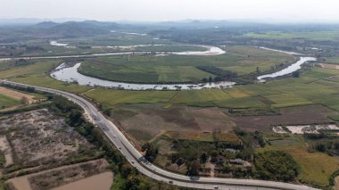 Mae Kok Nehri 'nin havadan görünüşü Chiang Rai' deki büyük nehir ve suları Burma 'daki dağlardan kaynaklanıyor ve Mae Kong Nehri' nden akıyor..
