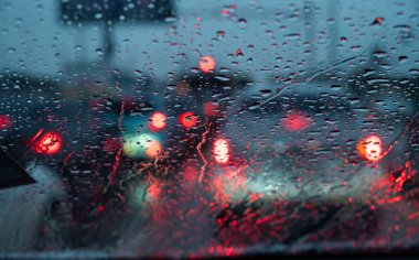 Yolda giderken arabanın camına yağmur damlası yağdı..