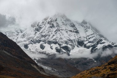 Annapurna Dağı 'nın güneyi (7.219 metre) bulutlu ve Nepal' deki Annapurna ana kampından görülüyor..