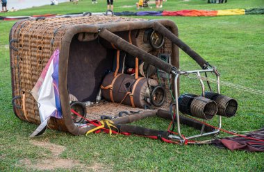 Sıcak hava balonu yakıcı. Yakıcı ünite sıvı propan gazını havayla karıştırıyor, karışımı ateşliyor ve alevi ve egzozu zarfın ağzına yönlendiriyor..