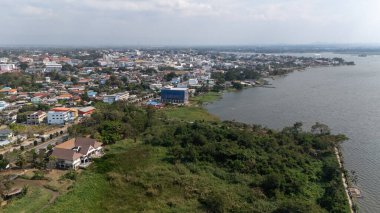 Tayland 'ın Phayao ilindeki şehir merkezi ve Phayao Gölü' nün havadan görüntüsü. Phayao, Kuzey Tayland 'ın göbeğine yerleştirilmiş güzel bir mücevher..
