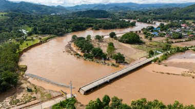 Tayfun Yagi, Tayland 'ın Chiang Rai bölgesini temizledikten sonra Doi Hang alt bölgesindeki yıkık bir köprünün hava görüntüsü..