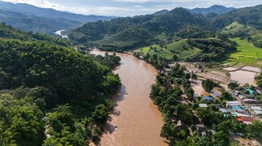 Mae Kok nehrinin Chiang Rai 'deki Karen Ruammit fil kampı köyünden akan hava görüntüsü. Bu nehir, Chiang Rai halkı için bir kan bağıdır. Myanmar 'ın pansiyonerlerinin tepelerinden başlamıştır..