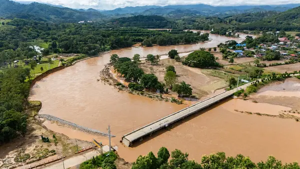 Tayfun Yagi, Tayland 'ın Chiang Rai bölgesini temizledikten sonra Doi Hang alt bölgesindeki yıkık bir köprünün hava görüntüsü..