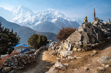 Arka planda Kangtega Dağı (6.779 m) ve Thamserku Dağı (6.608 m) ile Nepal 'deki Pangboche köyünün güzel manzarası.