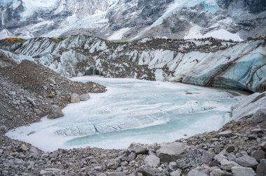 Khumbu buzulunun erimesine neden olan Everest ana kampının yanında doğal gölet ortaya çıktı..