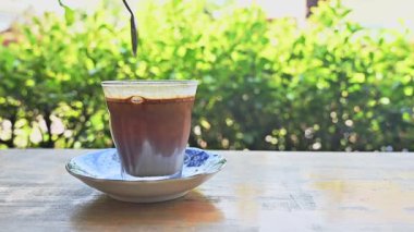 Biri içmeden önce kahveyi kaşıkla karıştırsın..