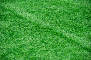 Kırışık yeşil suni çim spor arenası ya da bahçe kaplamak için kullanılır. Yapay otlar polietilen ya da naylon ile yapılır, kullanışlıdır ve çok fazla bakım gerektirmez..