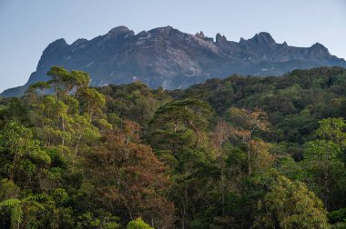 Malezya 'nın en yüksek dağları olan Kinabalu Dağı Sabah, Malezya Borneo' nun batı kıyısındaki Kinabalu Parkı 'ndan görüldü..
