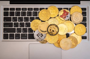 Laptop klavyesinde çeşitli kripto para jetonları. Kripto para birimi, kriptografi ile korunan dijital veya sanal para birimidir..