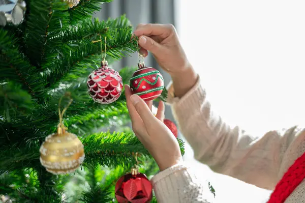 Noel festivali ve yeni yıl kutlamaları boyunca kadınların Noel ağacını süslerken çekilmiş görüntüsü..