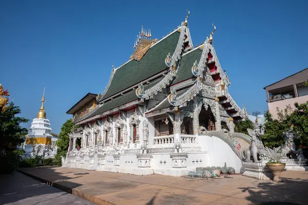 Wat Ming Muang 'daki güzel Budist binaları Tayland' ın Chiang Rai şehrinin merkezinde geleneksel Lanna tarzında ikonik bir tapınak..