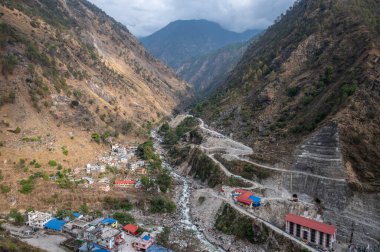 Nepal, Syabrubesi 'deki inşaat alanında. Nepal 'deki birçok altyapı projesi Çin tarafından finanse ediliyor. İşçiler bir dağın içinden bir tünel inşa ediyorlar, Çinli bir amir tarafından gözetleniyor..