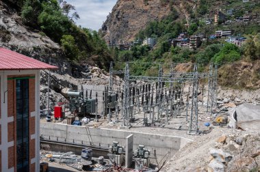 Langtang Ulusal Parkı 'ndaki Syafrubesi Rasuwa kasabasında yeni bir hidroelektrik santrali inşa ediliyor. Hareket eden suyun enerjisini kullanarak elektrik üreten bir tesis..