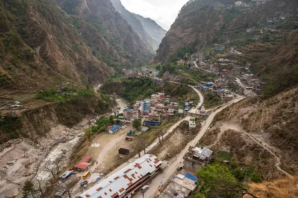 Nepal 'deki Langtang Ulusal Parkı' nın içindeki Syabrubesi köyünün manzarası. Syabrubesi, Langtang Vadisi 'ne giden yeşil bir tepenin dibinde yatıyor..