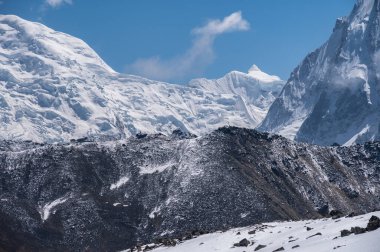 Nepal 'in Langtang Vadisi' ndeki Tsergo Ri bakış açısından görülen karlı dağların güzel manzarası. Orta Himalayalar 'da Jugal Himal dağlarının eteklerinde yer alır..