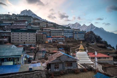 Namche Bazaar köyündeki konaklama ve Sherpa evinin manzarası. Namche Çarşısı, Everest ve bölgedeki diğer Himalaya zirveleri için toplanma noktasıdır..