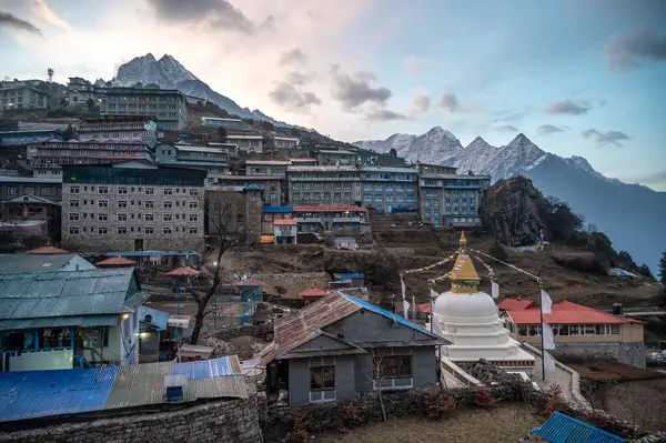 Namche Bazaar köyündeki konaklama ve Sherpa evinin manzarası. Namche Çarşısı, Everest ve bölgedeki diğer Himalaya zirveleri için toplanma noktasıdır..