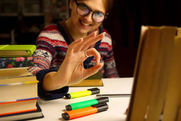 Νεαρή Χαμογελαστή Γυναίκα Γυαλιά Διαβάζει Νύχτα Μαθητής Της Χιλιετίας Ποζάρει — Φωτογραφία Αρχείου