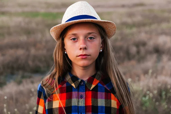 Jeune Fille Déconcentrée Chapeau Regardant Caméra Portrait Triste Petite Fille — Photo