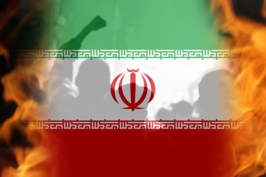 İran ve Suudi Arabistan arasındaki savaş sona erdi. İran ve Suudi Arabistan bayrağı. İran devrimi. İnsanlar protesto ediyor. Odaklanamıyorum.