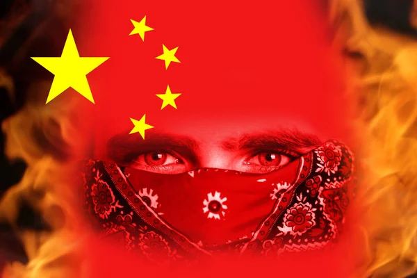中国を抗議する 中国の不動産と債務危機 中国ではゼロ コヴィトとロックダウンの抗議 バンダナの若い男 革命デモ 赤い旗 共産主義 — ストック写真