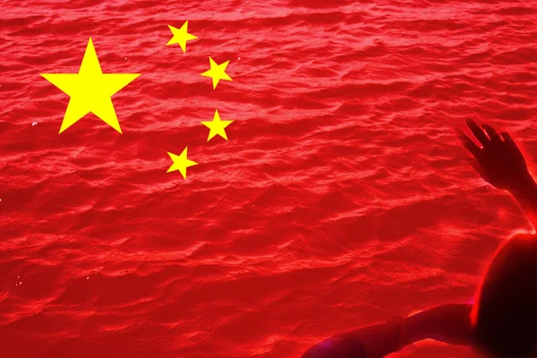 中国の国旗を抗議する 中国の不動産と債務危機 中国ではゼロ コヴィトとロックダウンの抗議 革命デモ 共産主義 赤い血だ 女の手 — ストック写真