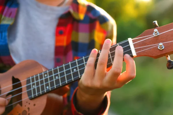 Defocus denen kadın ukulele çalmayı öğreniyor. Kız konserden önce minyatür gitar çalar. Dışarı çıkın. Odaklanamıyorum.