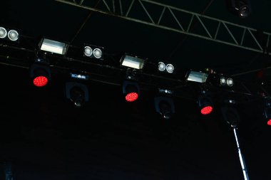 Sis dolu bir konserde sahneyi aydınlatan birçok kırmızı spot ışığını söndür. Sahnede sahne ışıkları siyah arka planda. Odaklanamıyorum.