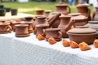 Toprak saklama kabından defocus çanak çömlek doğadaki bardaklar. Eski seramik tencere ve kupa seti, festival arka planında mutfak retro ekipmanları. Ukrayna kültürü. Odaklanamıyorum.