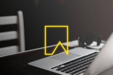 Asgari işyeri arka planında sarı yer imi simgesi. Dosyayı dizüstü bilgisayara kaydet.