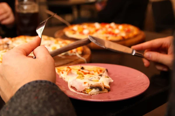 Pizza Késsel Villával Férfi Kéz Disszidens Felvágja Pizzát Kávézóban Éhes — Stock Fotó