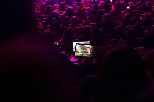 Zuschauerplatz Theatersaal Soundman Mischpult Während Eines Konzerts Soundman Mischpult Konzertsaal — Stockfoto