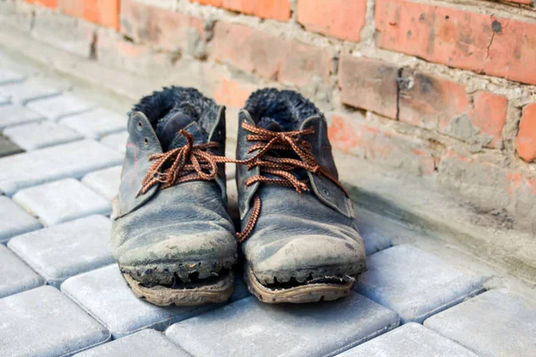 Paveng Katındaki Eski Kirli Ayakkabılar Bir Çift Kirli Bot Değişik — Stok fotoğraf