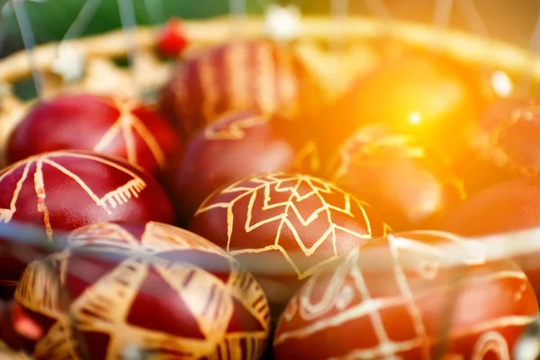 Sunny Velikonoční Pozadí Detailní Záběr Koše Barevných Červených Vajec Velikonoční — Stock fotografie