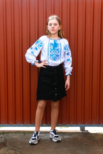 Ukraine Enfant Ukrainienne Adolescent Fille Dans Vyshyvanka Debout Extérieur Jupe — Photo