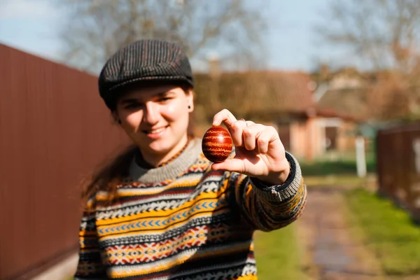 Desenfoque Ucraniano Joven Sonriente Mujer Con Sombrero Sosteniendo Huevo Rojo — Foto de Stock