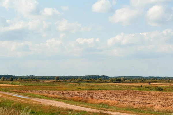 Peyzaj tarım alanı. Yorkshire 'da ekilmiş kireçli toprak hasat zamanı mavi bulutlu gökyüzünün altında İngiltere' yi kaplar. Uzayı kopyala Odaklanamıyorum.