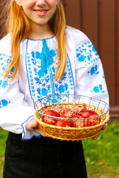 Ουκρανικό Κορίτσι Κρατώντας Καλάθι Χρωματιστά Κόκκινα Αυγά Στο Πράσινο Φόντο — Φωτογραφία Αρχείου
