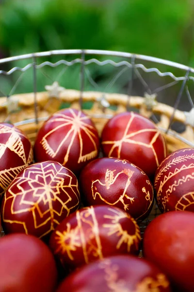 Detailní Záběr Koše Barevných Červených Vajec Velikonoční Sváteční Koncept Moderní — Stock fotografie