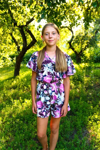 Summer Teen Girl Defocus Belle Adolescente Souriante Robe Debout Sur — Photo