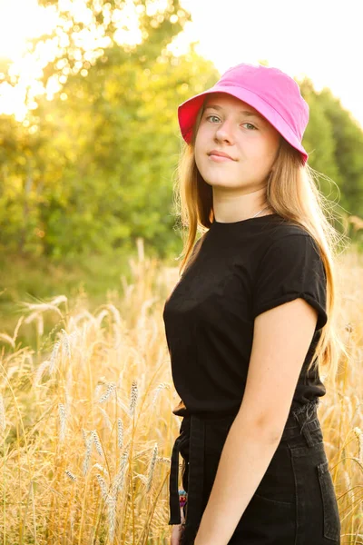 Letní Puberťačka Krásná Usměvavá Dospívající Dívka Šatech Stojí Proti Žluté — Stock fotografie