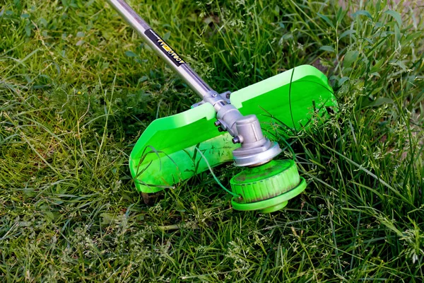 Defocus Grass Trimmer Man Mowing Grass Outdoor View Lawn Trimmer — Stock Photo, Image