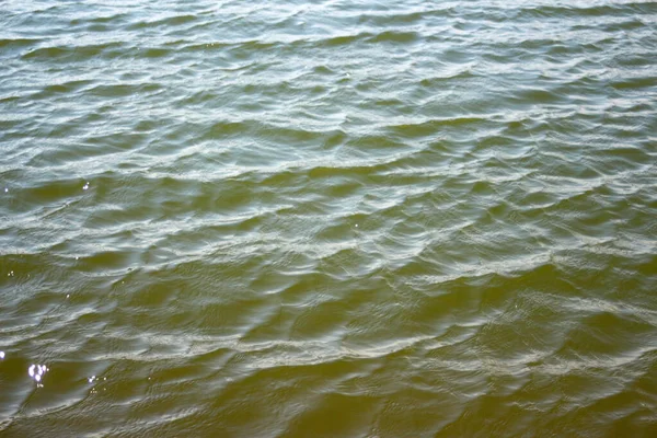 波の水の背景デザイン 光の下での海水の流れの抽象的な背景 美しい水の背景のイメージ 集中できない — ストック写真
