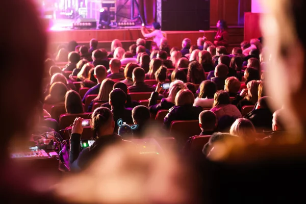 Die Zuschauer Sitzen Saal Und Verfolgen Ein Konzert Die Zuschauer — Stockfoto