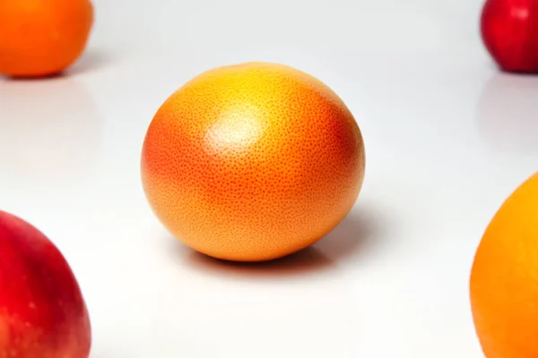 整个橙子柚子白色背景 健康食品概念 新鲜橙汁 素食主义者 素食主义者的概念带有复制空间的横幅 注意力不集中 — 图库照片
