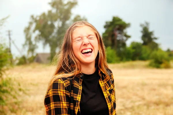Usmívající Šťastná Dívka Smějící Emocím Portrét Předpuberťačky Přírodním Pozadí Dívka — Stock fotografie